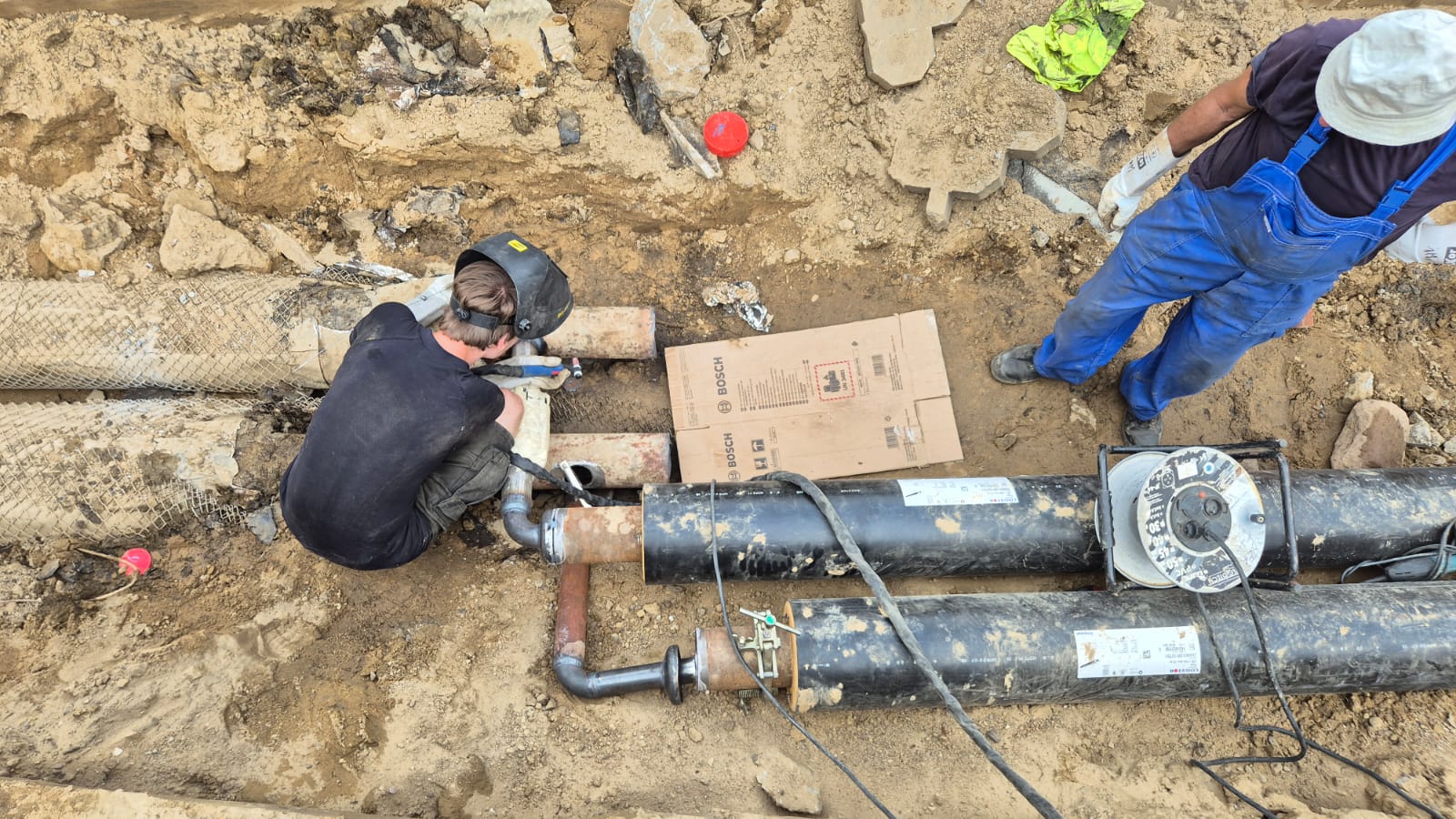 Tymczasowe podłączenie nowego odcinka instalacji ze starą częścią, celem zminimalizowania braku dostaw ciepła dla odbiorców.