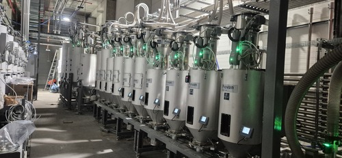 Zdjęcie przedstawiające montaż podajników systemowych.