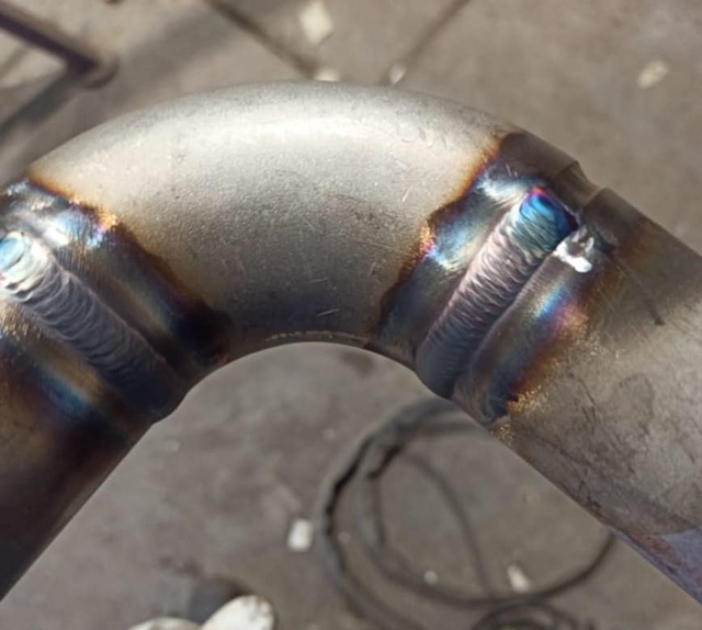 Zdjęcie przestawiające spawanie stali nierdzewnej o osłonie z argonu.