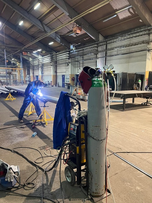 Zdjęcie przestawiające spawanie rur ze stali nierdzewnej dla przemysłu mleczarskiego.