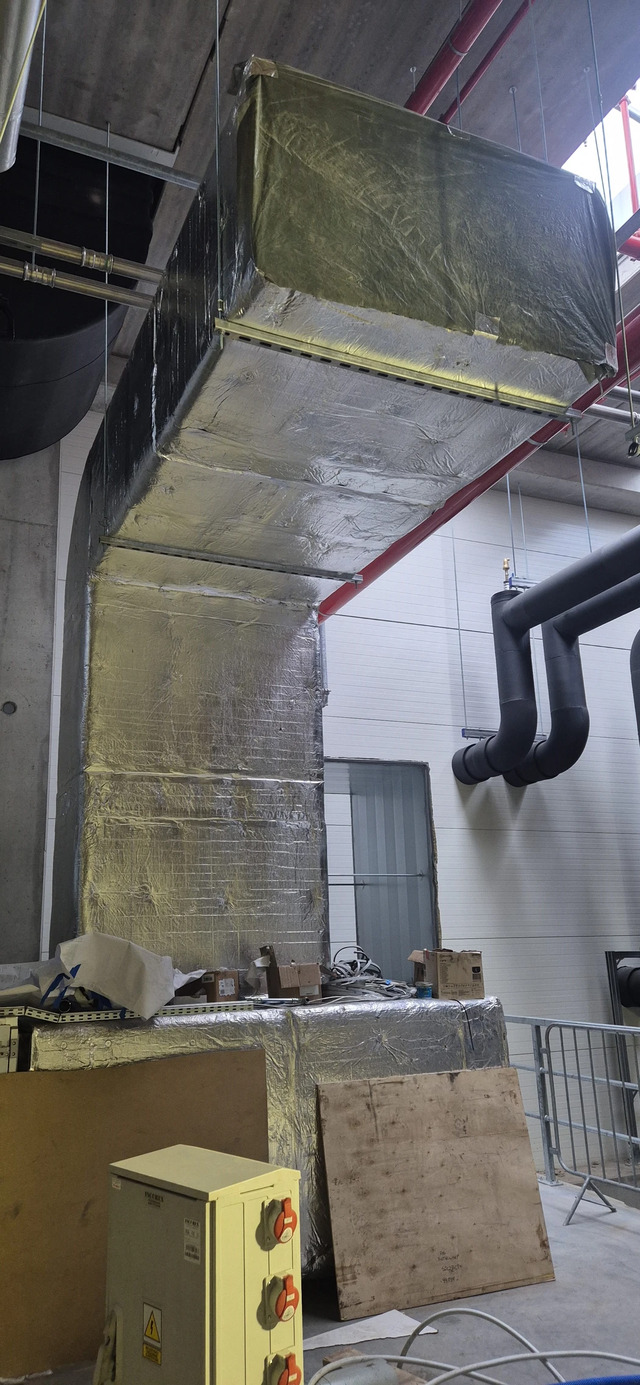 Zdjęcie przedstawiające wykonane ciągi wentylacyjne na obiekcie przemysłowym.