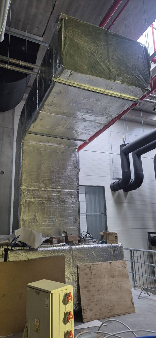 Zdjęcie przedstawiające wykonane ciągi wentylacyjne na obiekcie przemysłowym.